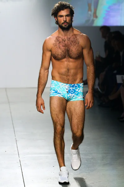 2 (X) IST Masculina Primavera Verão 2016 Runway Show — Fotografia de Stock