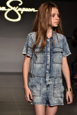 Jessica Simpson Collection Fall Winter 2016 Runway Show