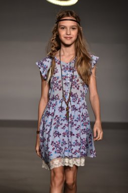 Jessica Simpson Collection Fall Winter 2016 Runway Show