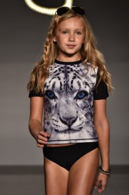 Jessica Simpson Collection Fall Winter 2016 Runway Show