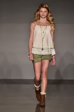 Jessica Simpson Collection Fall Winter 2016 Runway Show