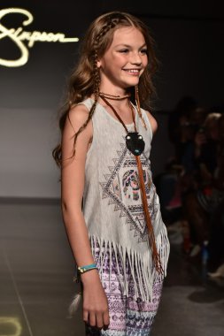 Jessica Simpson Collection Fall  Winter 2016