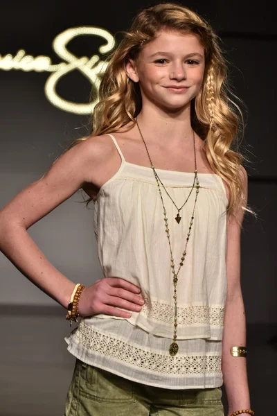 Jessica Simpson Collection Fall Winter 2016 Runway Show