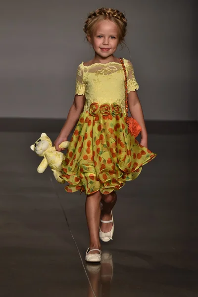 Olvi 's fall winter 2016 laufsteg show während petiteparade — Stockfoto