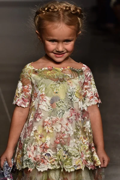 Olvi 's fall winter 2016 laufsteg show während petiteparade — Stockfoto