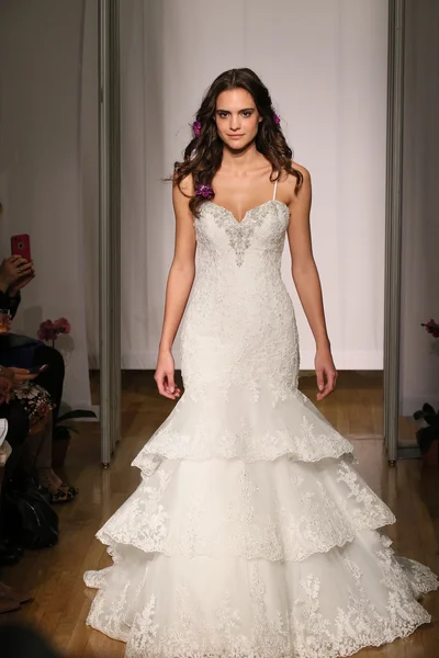 Mori Lee Bridals Fall Winter 2016 — Stock Photo, Image