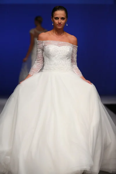 Giovanni Alessandro Bridal Musim Gugur 2016 — Stok Foto