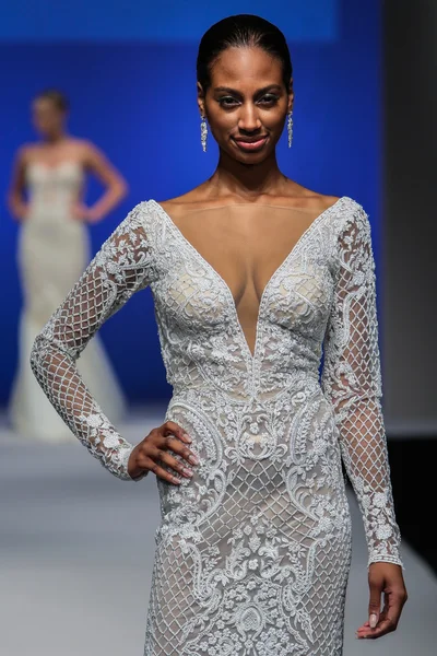 Shlomit Azrad Bridal Fall Winter 2016 — Stockfoto