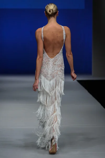 Shlomit Azrad Bridal Fall Winter 2016 — 图库照片