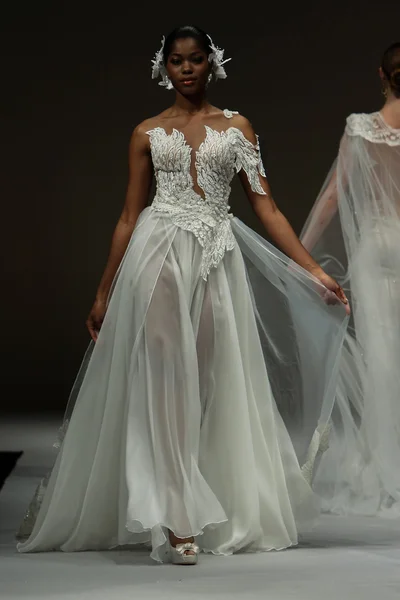 Solo Merav Bridal Runway Show — Zdjęcie stockowe