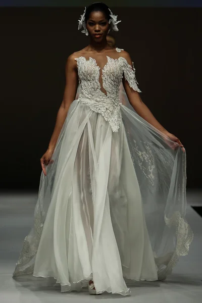 Solo Merav Bridal Runway Show — Zdjęcie stockowe