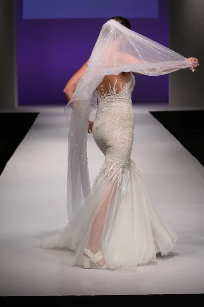 Lee Petra Grebenau Bridal Runway Show — Stock fotografie