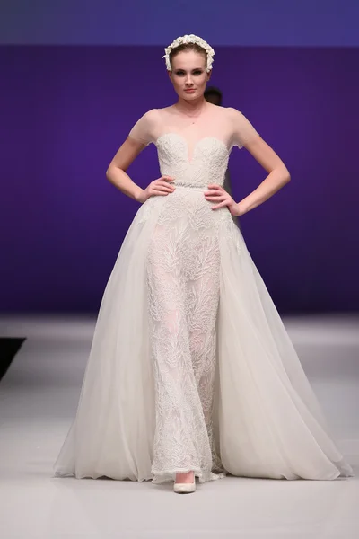 Lee Petra Grebenau Bridal Runway Show — Stockfoto