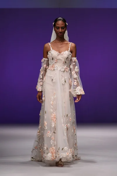 Lee Petra Grebenau Bridal Runway Show — Stock Photo, Image