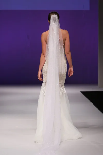 Lee Petra Grebenau Bridal Runway Show — Stockfoto