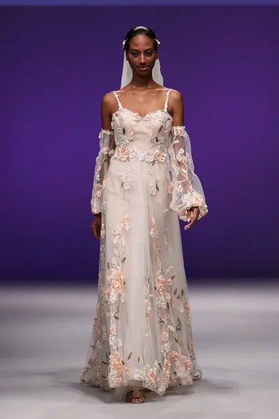 Lee Petra Grebenau Bridal Runway Show — Stock Photo, Image