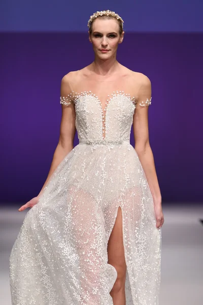 Lee Petra Grebenau Bridal Runway Show — 图库照片