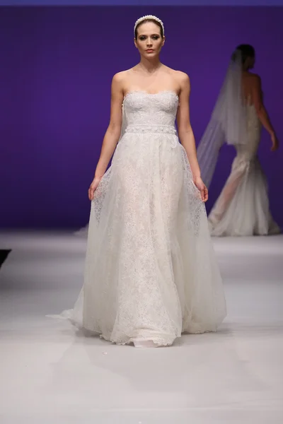 Lee Petra Grebenau Bridal Runway Show — Stockfoto