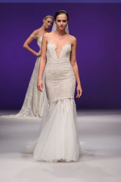 Lee Petra Grebenau Bridal Runway Show — Stockfoto