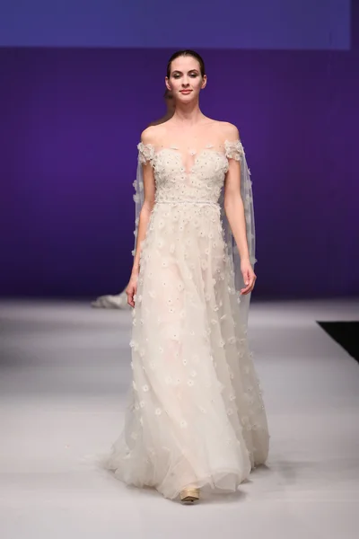 Lee Petra Grebenau Bridal Runway Show — стокове фото