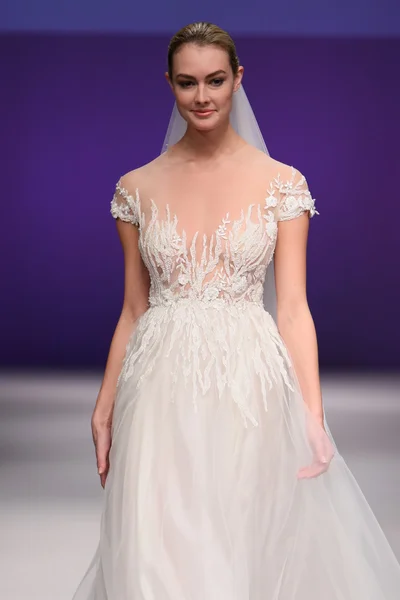 Lee Petra Grebenau Bridal Runway Show — Stock Photo, Image