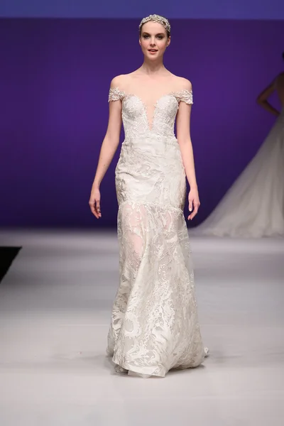 Lee Petra Grebenau Bridal Runway Show — стокове фото