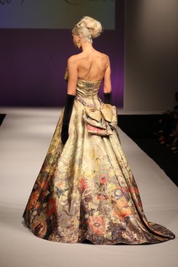 Yumi Katsura gelin pist Show