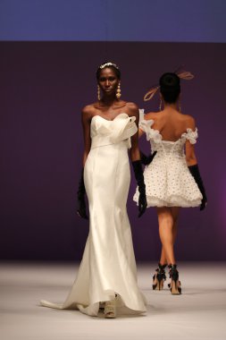 Yumi Katsura Brida pist Show