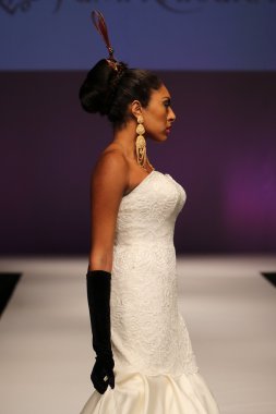 Yumi Katsura Brida pist Show