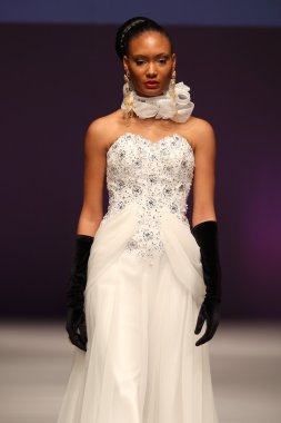 Yumi Katsura Brida pist Show
