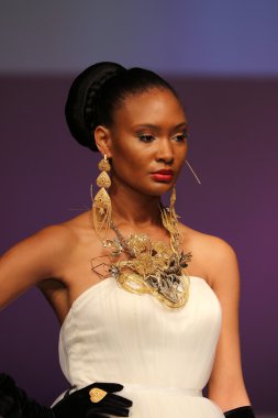 Yumi Katsura Brida pist Show