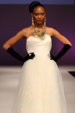 Yumi Katsura Brida pist Show