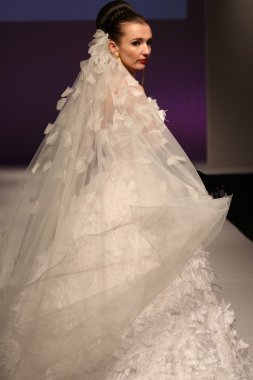 Yumi Katsura gelin pist Show