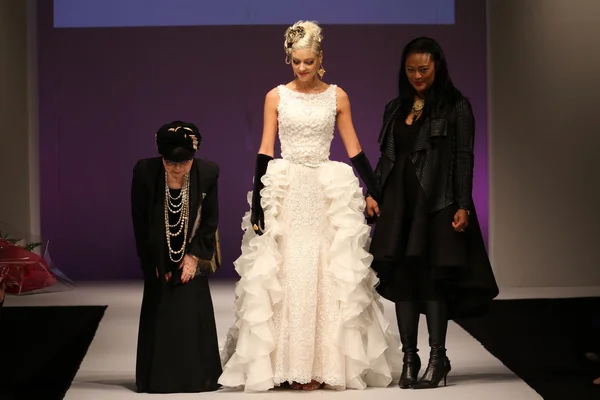 Yumi Katsura menyasszonyi kifutópálya mutat — Stock Fotó