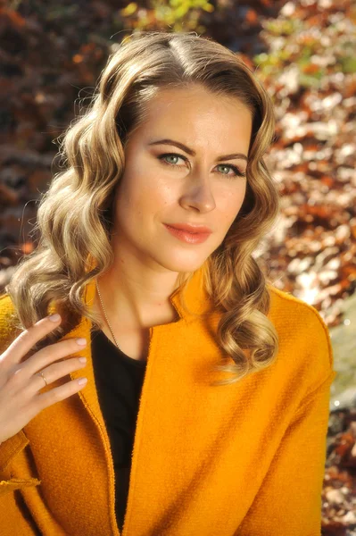 秋のコートで美しい女性 — ストック写真