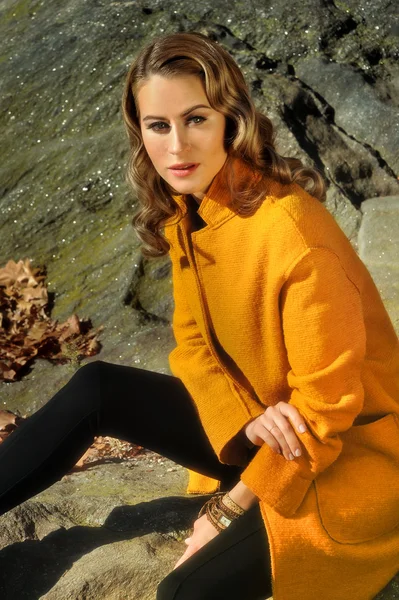 Model in elegant coat at Central Park — Stock Photo, Image