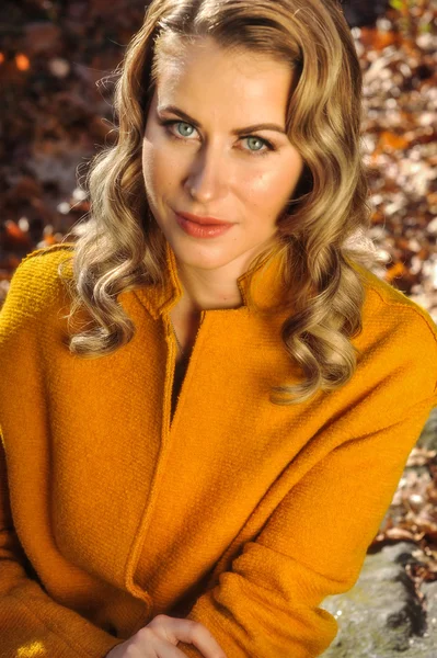 Bella donna in cappotto autunno — Foto Stock