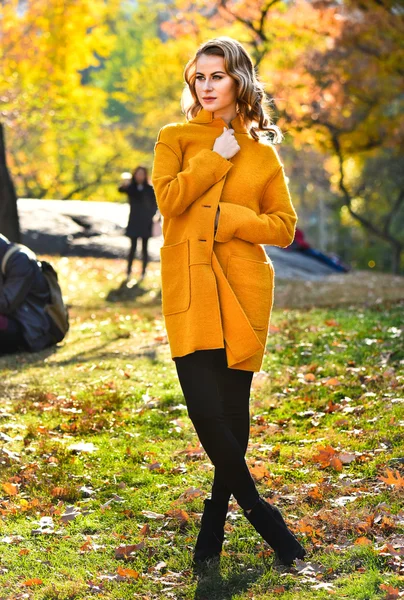 Blonde model in elegant autumn coat — Stock Photo, Image