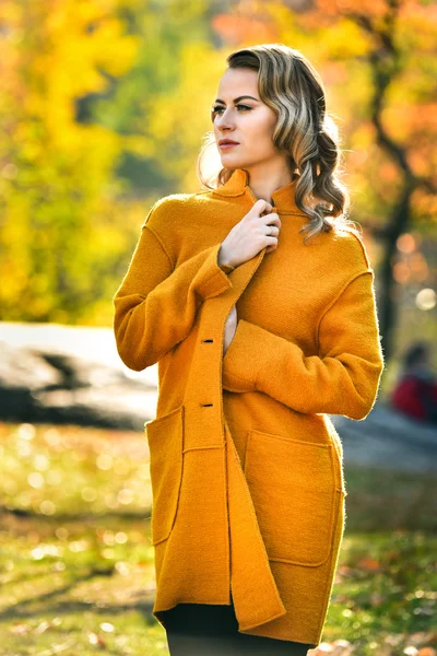 Zarif sonbahar montlu sarışın model — Stok fotoğraf