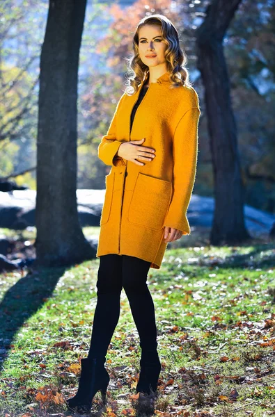 Elegante vrouw permanent in een park — Stockfoto