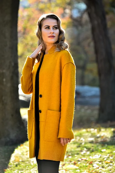 Modello in posa in autunno par — Foto Stock