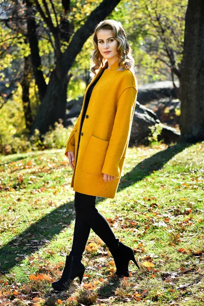 Vrouw wandelen in de herfst park — Stockfoto