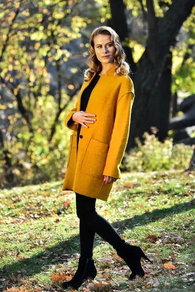 Model in herfst park dragen jas — Stockfoto