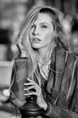 sonbahar ceket giymiş kadın