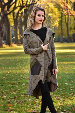 güzel bir kadın parkta poz