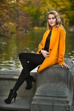 Güzel model parkta poz