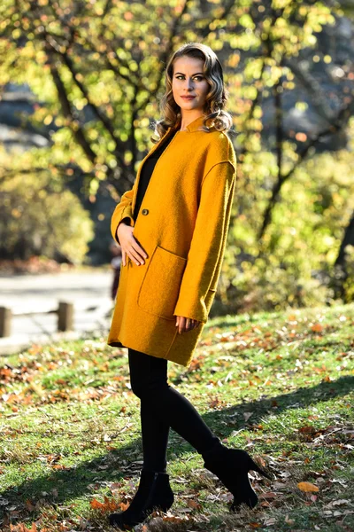 Model in herfst park dragen jas — Stockfoto