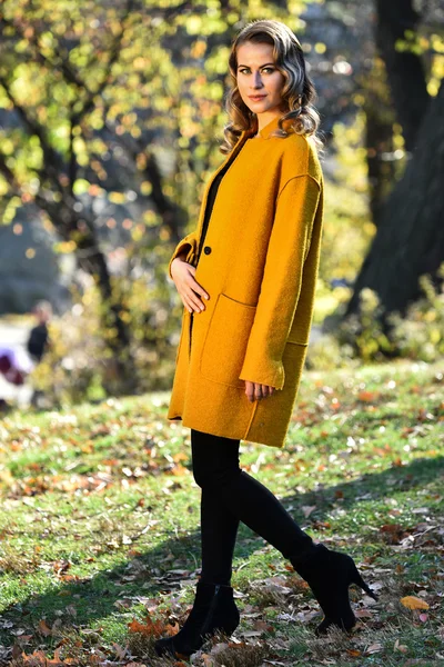 Девушка в стильном пальто в осеннем парке — стоковое фото