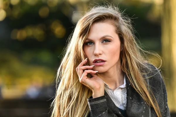 Blondýna model představuje v podzimním parku — Stock fotografie