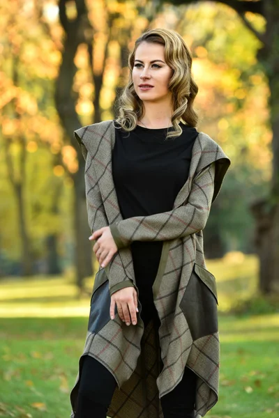 Женщина позирует в элегантном пальто — стоковое фото